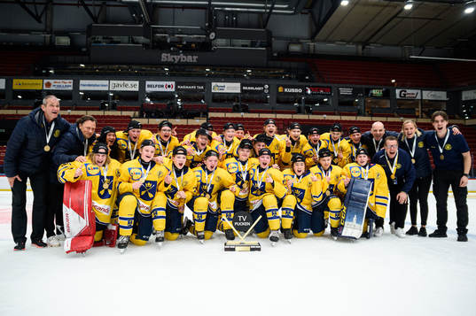 Dalarnas spelare jublar med pokalen för förstaplats