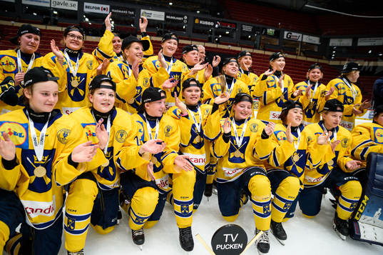 Dalarnas spelare jublar med pokalen för förstaplats
