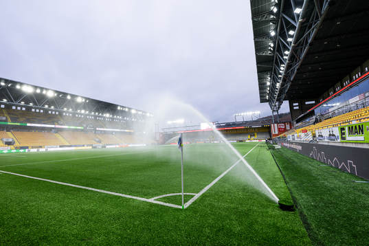 Vattning av gräset på Borås Arena