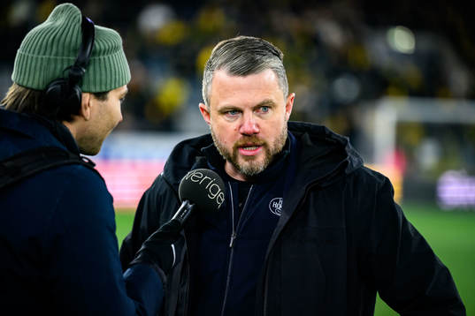 Elfsborgs manager Jimmy Thelin deppar fotbollsmatchen i