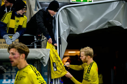 Elfsborgs Sveinn Guðjohnsen skriver autografer