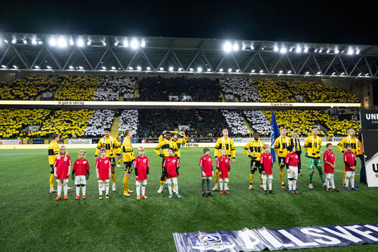 Elfsborgs spelare vid lineup med tifo i bakgrunden