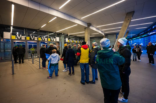 Supportrar utanför Tele 2 Arena