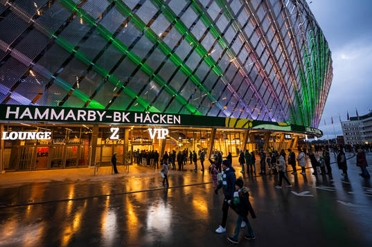 Supportrar utanför Tele 2 Arena
