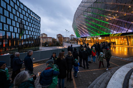 Supportrar utanför Tele 2 Arena