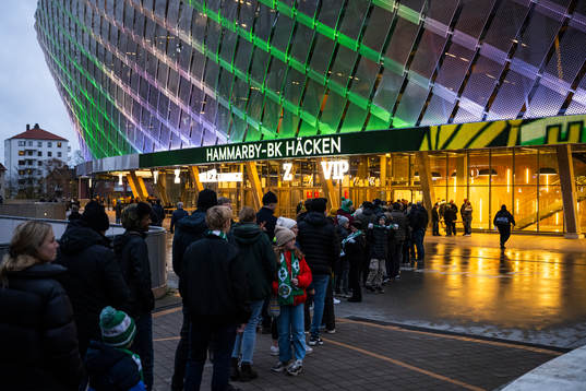 Supportrar utanför Tele 2 Arena