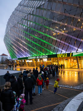Supportrar utanför Tele 2 Arena