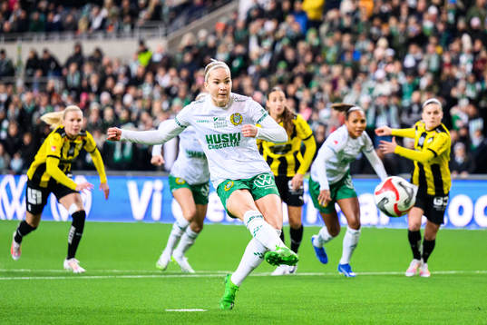 Hammarbys Eva Nyström gör 1-0 på straff