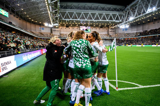 Hammarbys Eva Nyström jublar med lagkamrater