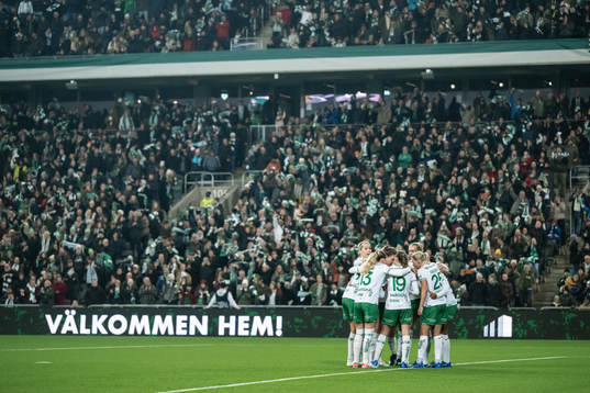 Hammarbys Jonna Andersson jublar med lagkamrater