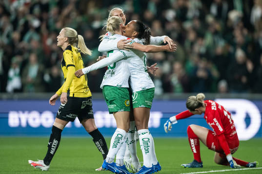 Hammarbys Jonna Andersson jublar med lagkamrater