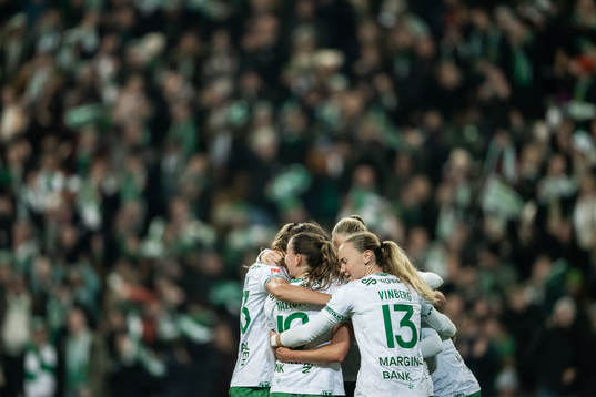 Hammarbys Jonna Andersson jublar med lagkamrater