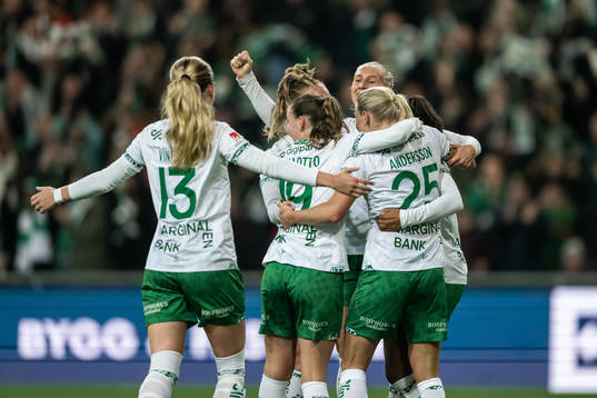 Hammarbys Jonna Andersson jublar med lagkamrater