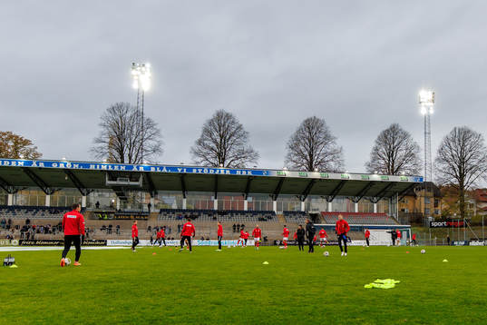 Kalmars spelare värmer upp