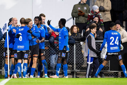 Halmstads Viktor Granath jublar med lagkamrater