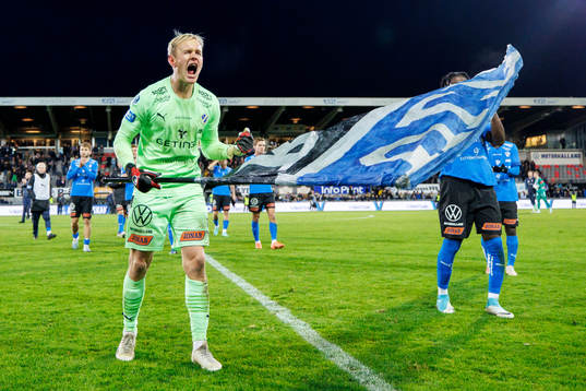 Halmstads målvakt Malte Påhlsson jublar
