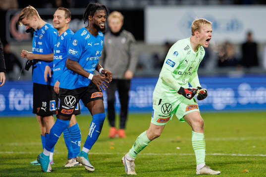 Halmstads målvakt Malte Påhlsson jublar efterunder