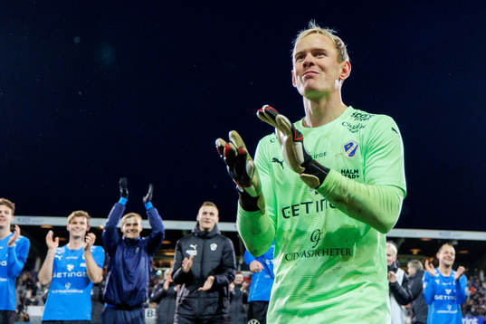 Halmstads målvakt Malte Påhlsson jublar