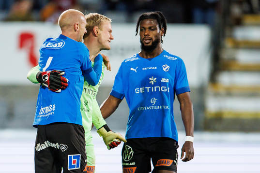 Halmstads målvakt Malte Påhlsson, Andreas Johansson och