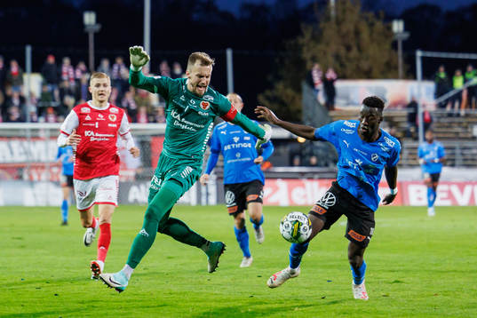 Kalmars målvakt Ricardo Friedrich och Halmstads Naeem