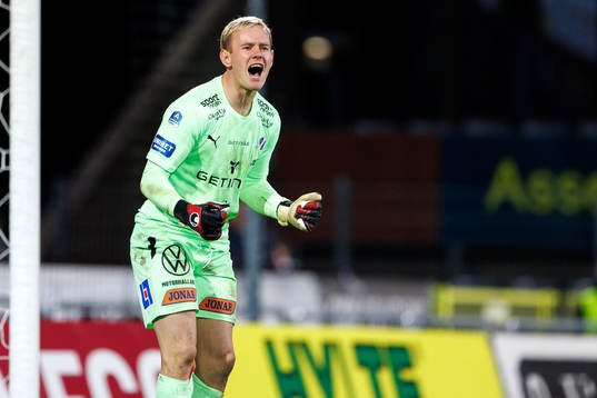 Halmstads målvakt Malte Påhlsson jublar