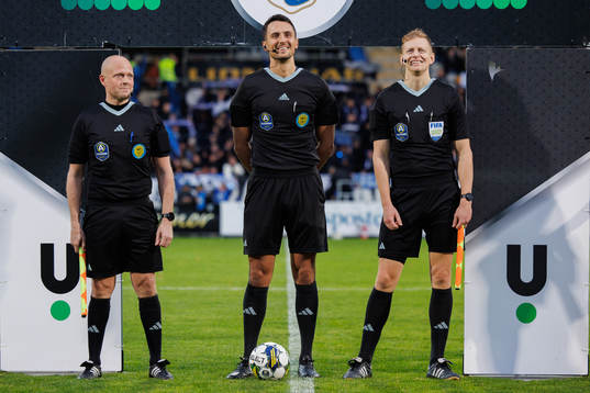 Domare Adi Aganovic med assisterande domare Niklas Nyberg