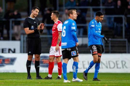 Domare Adi Aganovic och Kalmars Melker Hallberg