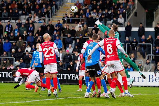 Kalmars målvakt Ricardo Friedrich tar undan bollen