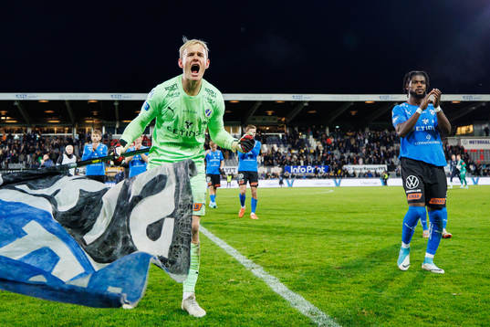 Halmstads målvakt Malte Påhlsson och Joseph Baffoe jublar