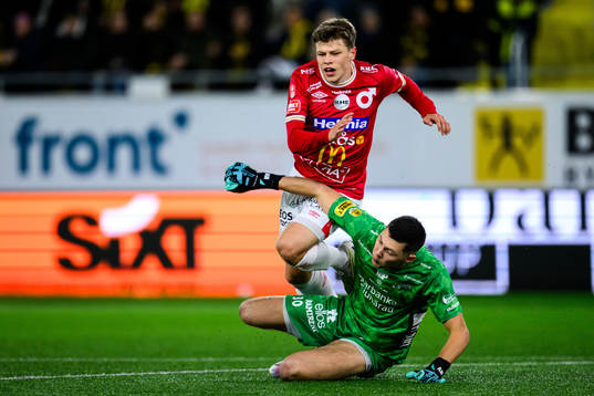 Degerfors Gustav Lindgren och Elfsborgs  målvakt Hakon
