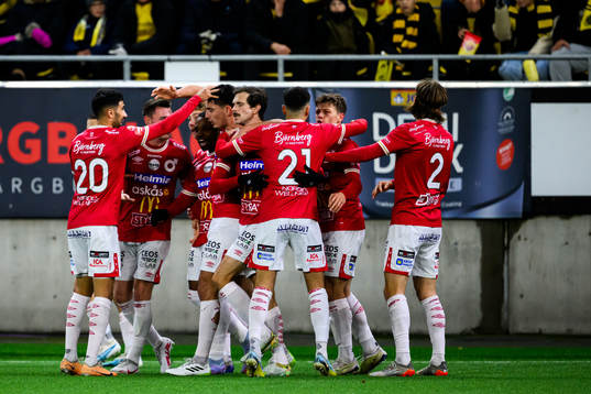Degerfors Seid Korac jublar med lagkamrater