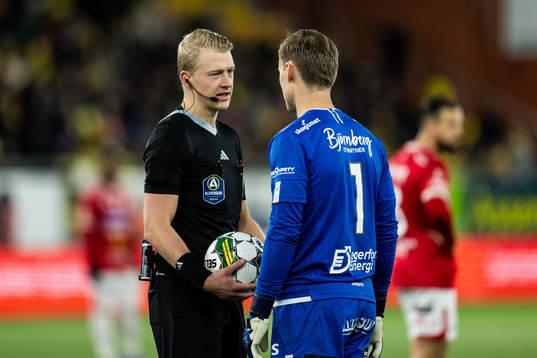 Domare Adam Ladebäck och Degerfors Sondre Lovseth Rossbach