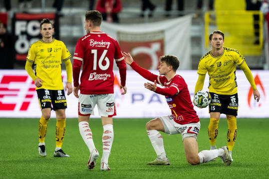 Degerfors Hugo Bolin reagerar mot domaren