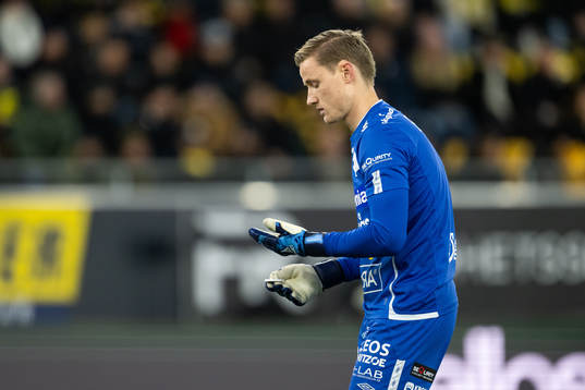 Degerfors målvakt Sondre Lovseth Rossbach med inkastat