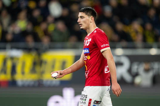 Degerfors Seid Korac med ett inkastat föremål