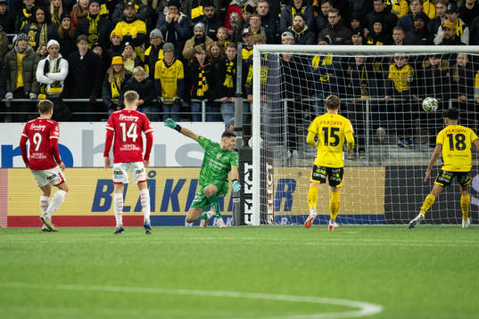 Degerfors Peter Gwargis gör 1-2 på Elfsborgs målvakt