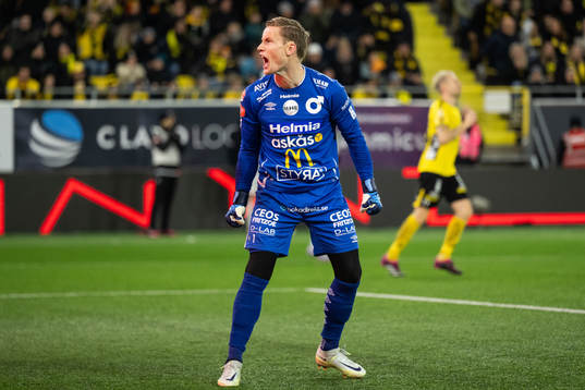 Degerfors målvakt Sondre Lovseth Rossbach jublar mot