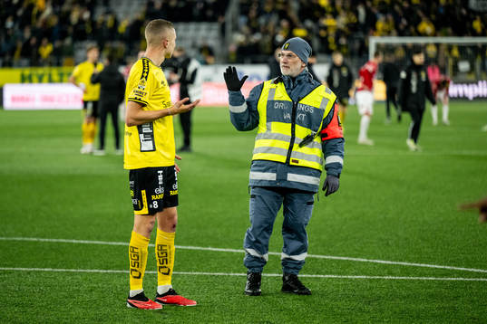 Elfsborgs Sebastian Holmen i samtal med en ordningsvakt