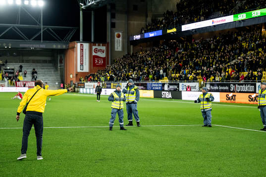 En Elfsborgssupporter ber vakter att flytta på sig