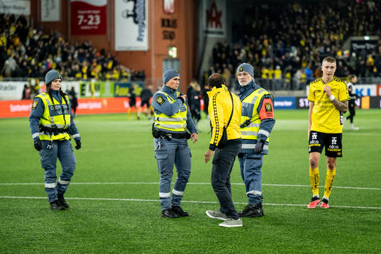 En Elfsborgssupporter ber vakter att flytta på sig