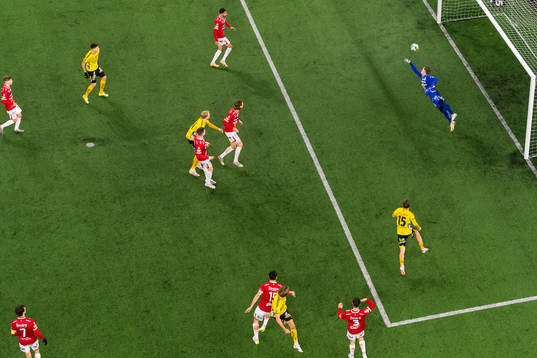Elfsborgs Noah Söderberg nickar förbi Degerfors målvakt