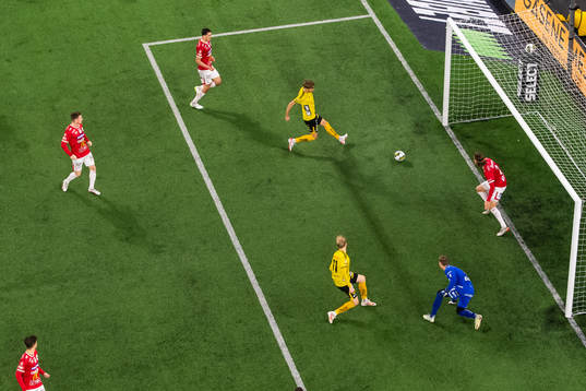 Elfsborgs Noah Söderberg gör 2-2 bakom Degerfors målvakt