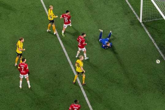 Elfsborgs Johan Larsson och Degerfors målvakt Sondre