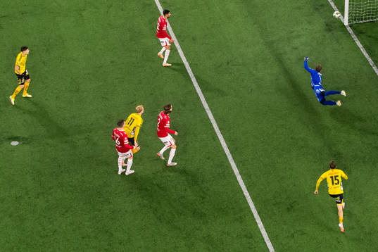 Elfsborgs Simon Hedlund och Degerfors målvakt Sondre