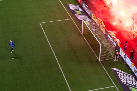 Degerfors målvakt Sondre Lovseth Rossbach med bengaler i
