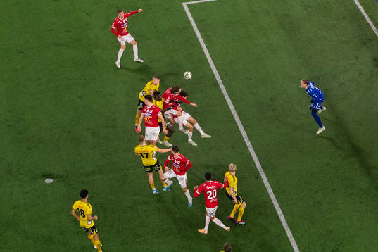Elfsborgs Sebastian Holmen gör 1-1 bakom Degerfors