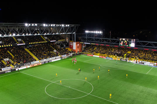 Degerfors Seid Korac jublar med lagkamrater