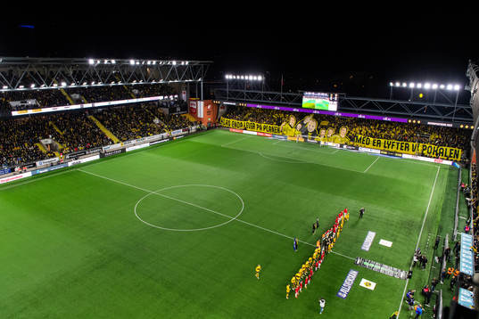 Elfsborgs supportrar med ett tifo som hyllar Klas Ingesson