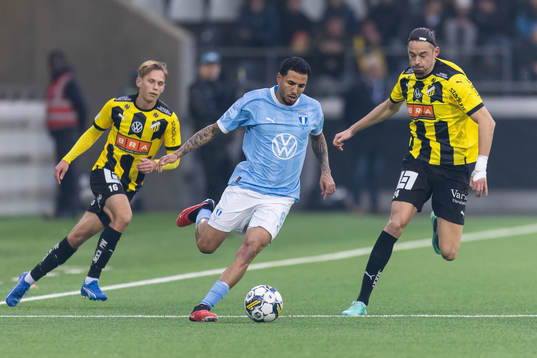 Malmö FFs Sergio Pena mot Häckens Pontus Dahbo och Amor