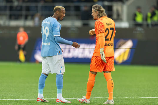 Malmö FFs Derek Cornelius och målvakt Johan Dahlin deppar